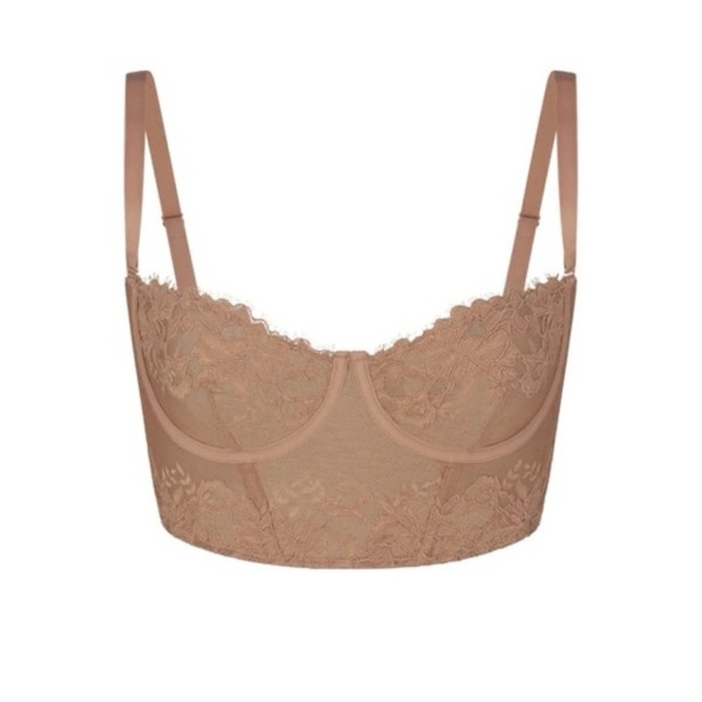 SKIMS Lace Underwire Bra in Tan